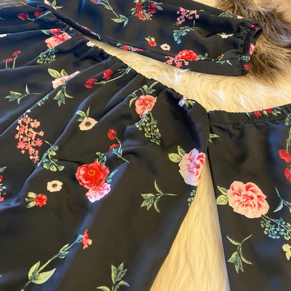 Floral Off-Shoulder Blouse by Decjuba (B1017) - Picture 7 of 7